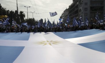 Ασφυκτικά γεμάτο το Σύνταγμα και χιλιάδες ελληνικές σημαίες