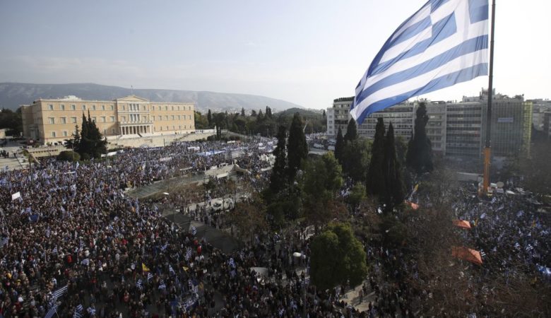 Κοσμοσυρροή στο Σύνταγμα για τη Μακεδονία – Όλα όσα έγιναν στο συλλαλητήριο