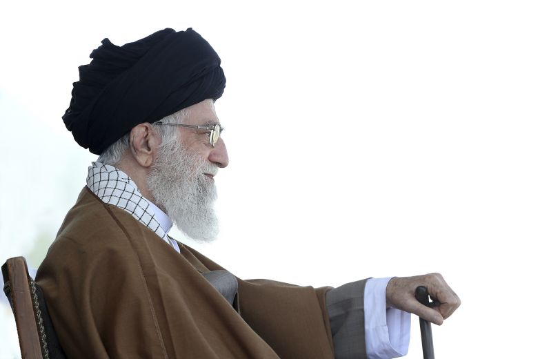 Ο Αγιατολάχ Αλί Χαμενεΐ κατηγορεί τις ΗΠΑ ότι προσπαθούν να διευρύνουν την περιφερειακή κρίση
