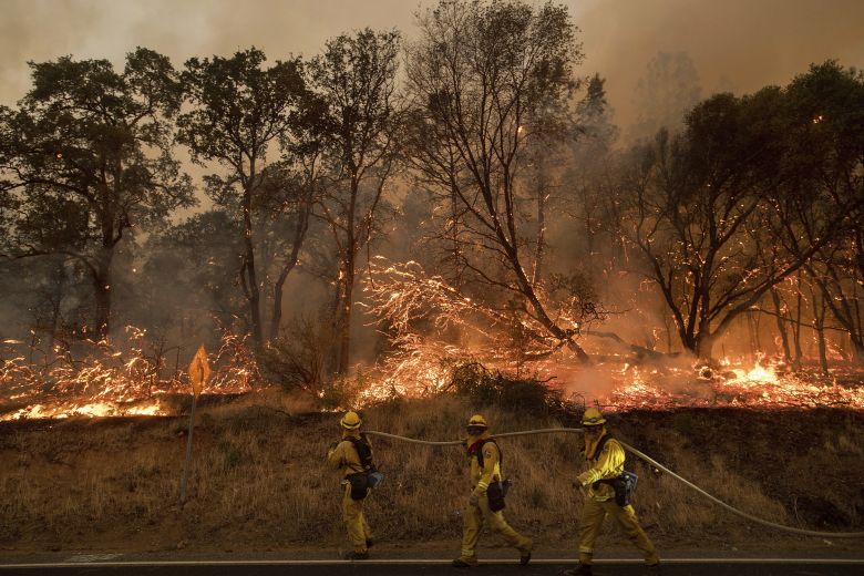 Πυρκαγιά καταστρέφει κατοικίες στη βόρεια Καλιφόρνια