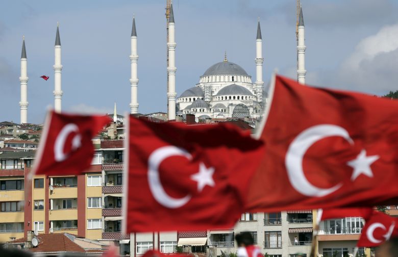 Les Echos: Κίνδυνο να «καεί» αντιμετωπίζει η τουρκική οικονομία