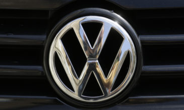 Ανακαλούνται τρίλιτρα VW Touareg diesel