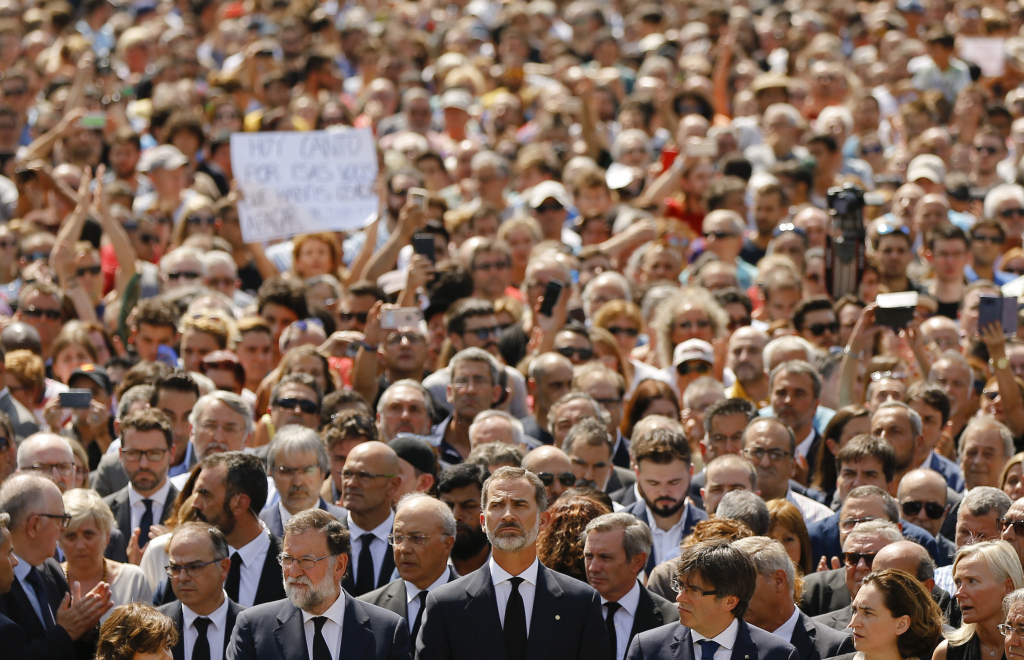 «Δεν φοβόμαστε», φωνάζει το πλήθος στη Βαρκελώνη