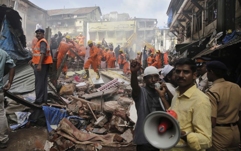 Πενταόροφο κτίριο κατέρρευσε στη Βομβάη – Νεκροί και παγιδευμένοι
