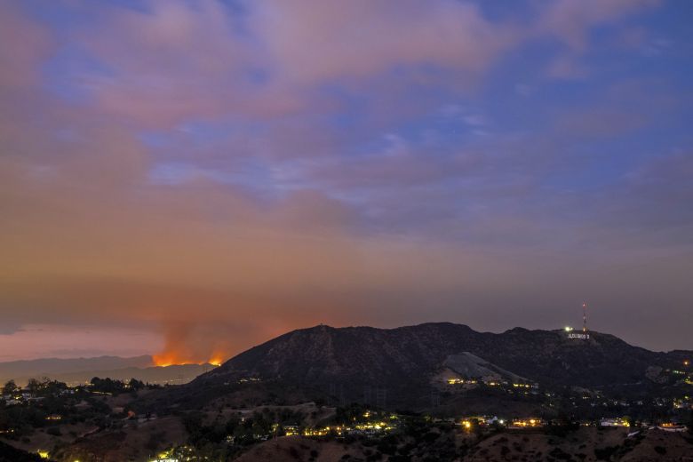 Πρωτοφανής πυρκαγιά στο Λος Άντζελες, εκκενώθηκαν περισσότερα από 500 σπίτια