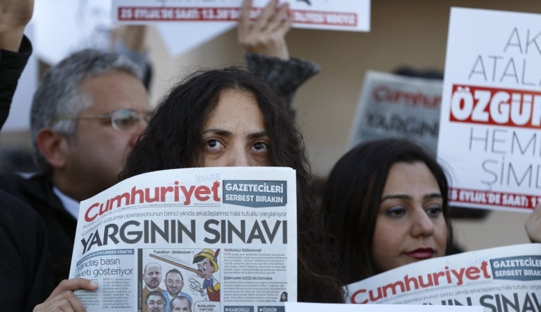Στο εδώλιο 17 δημοσιογράφοι της εφημερίδας που αντιτίθεται στον Ερντογάν
