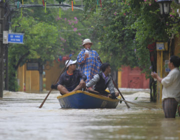 Φονικές πλημμύρες στο Βιετνάμ: Τουλάχιστον 13 νεκροί και 11 αγνοούμενοι