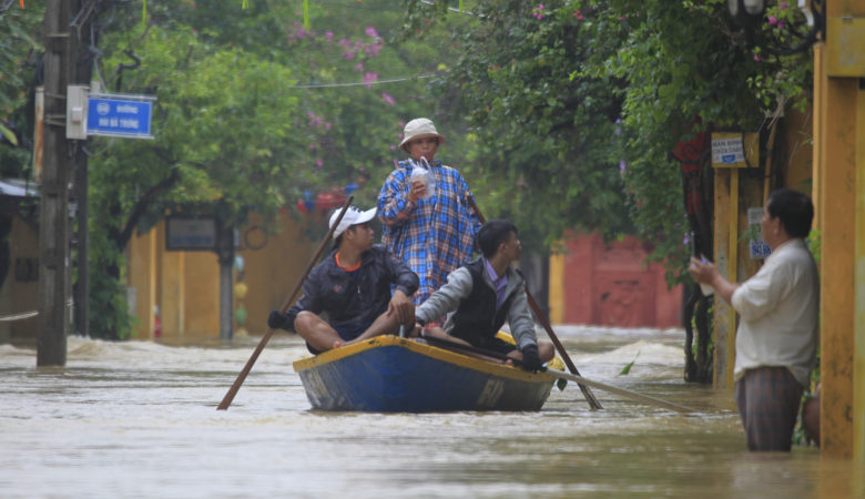 Φονικές πλημμύρες στο Βιετνάμ: Τουλάχιστον 13 νεκροί και 11 αγνοούμενοι