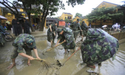 Φονικές πλημμύρες στο Βιετνάμ – Τουλάχιστον 90 νεκροί