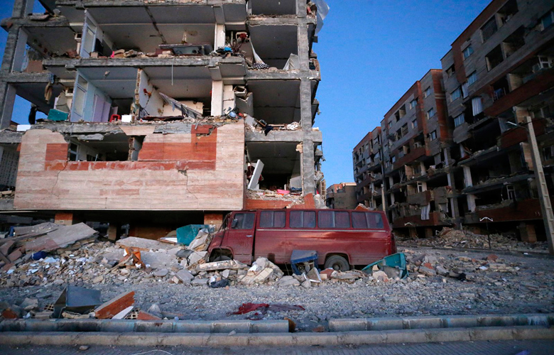 Εικόνες από τον φονικό σεισμό των 7,3 Ρίχτερ σε Ιράν και Ιράκ