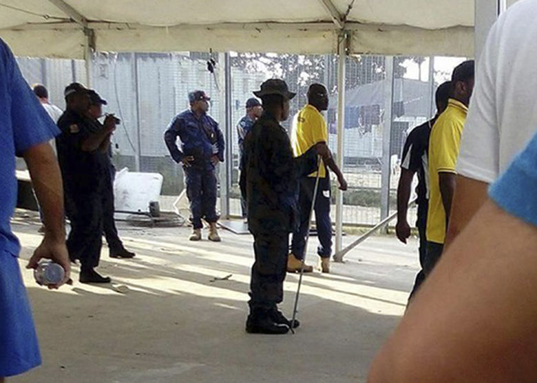 Η αστυνομία εκκενώνει με τη βία το κέντρο κράτησης προσφύγων στην Νέα Γουινέα