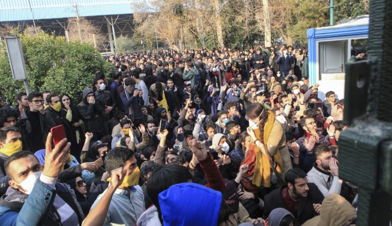 Πώς θα εξελιχθούν οι πολύνεκρες, μαζικές διαδηλώσεις στο Ιράν