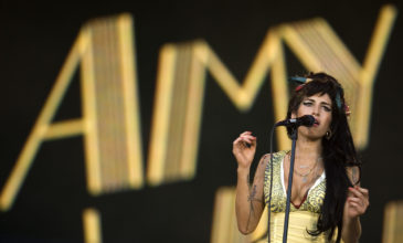 Αγωγή 800 χιλ. ευρώ από τον πατέρα της Έιμι Γουάινχαουζ στις φίλες της, που πούλησαν τα φορέματά της