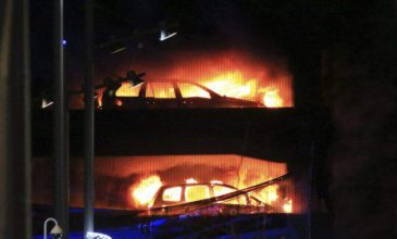 Πυρκαγιά σε πάρκινγκ κατέστρεψε εκατοντάδες αυτοκίνητα