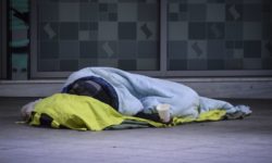 Θερμαινόμενες αίθουσες για τους άστεγους λόγω ψύχους ανοίγουν στην Αθήνα