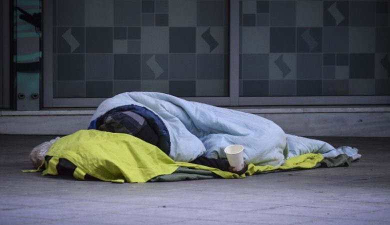 Θερμαινόμενες αίθουσες για τους άστεγους λόγω ψύχους ανοίγουν στην Αθήνα