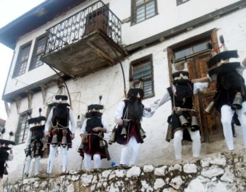 Τα παγανιστικά έθιμα που συνοδεύουν τον αγιασμό των υδάτων