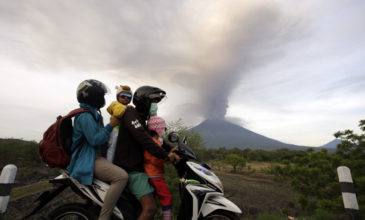 Το ηφαίστειο στο Μπαλί βρυχάται και 100.000 κάτοικοι βρίσκονται υπ΄ατμόν