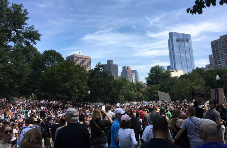 Χιλιάδες άνθρωποι κατά του ρατσισμού στους δρόμους της Βοστώνης