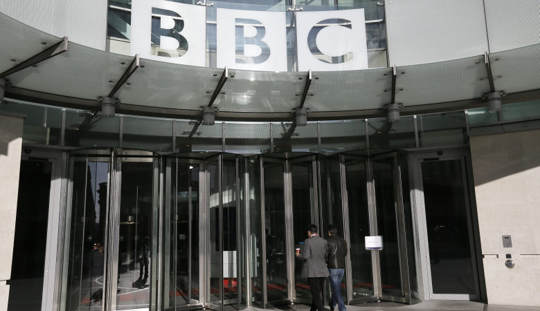 Βρετανία: Παραιτήθηκε ο πρόεδρος του BBC ύστερα από έρευνα για τις σχέσεις με τον Μπόρις Τζόνσον