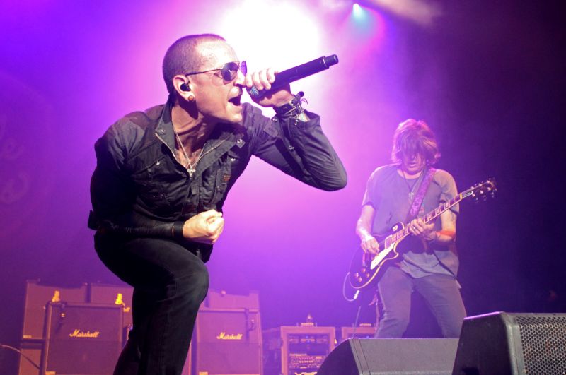 Νεκρός στα 41 του χρόνια ο τραγουδιστής των Linkin Park