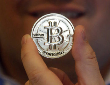 Η ιλιγγιώδης άνοδος του bitcoin τρομάζει τους αναλυτές