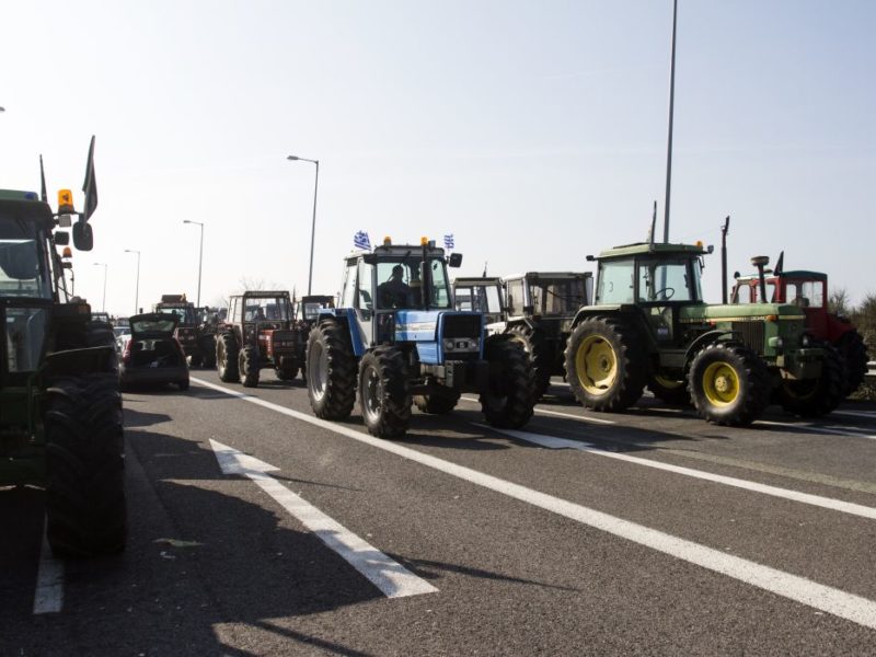 Επεκτείνονται τα μπλόκα των αγροτών στους δρόμους