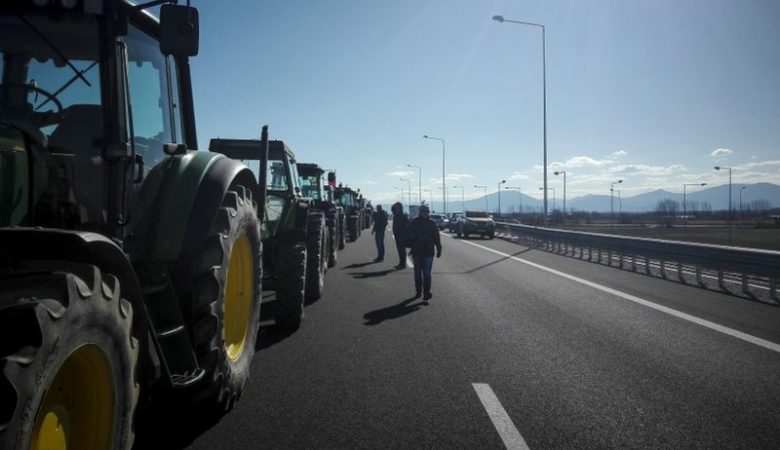 Συνεχίζονται οι αγροτικές κινητοποιήσεις: Πού έχουν στηθεί τα μπλόκα των αγροτών