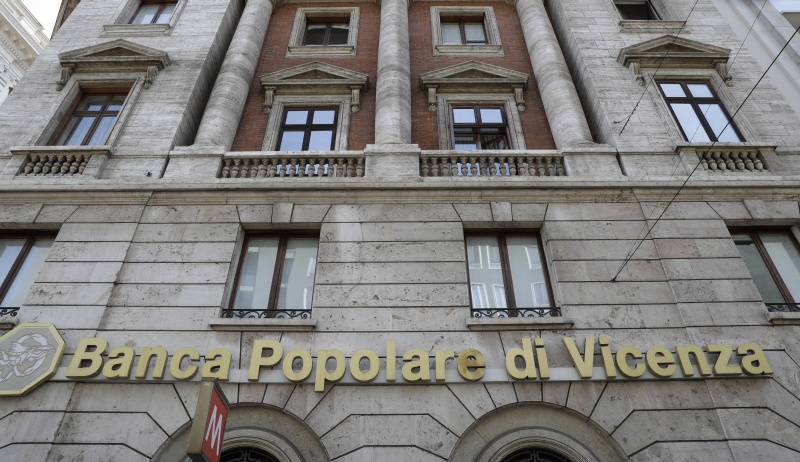 Διχάζει την Ευρώπη η διάσωση των δύο ιταλικών τραπεζών