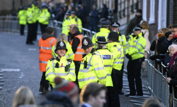 Συναγερμός στη βρετανική αστυνομία για γυναίκα με κουζινόμαχαιρο