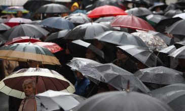 Βγαίνουν πάλι οι ομπρέλες – Αναμένονται τοπικές βροχές και καταιγίδες