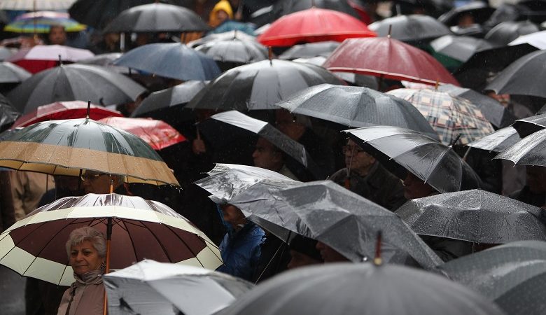 Βγαίνουν πάλι οι ομπρέλες – Αναμένονται τοπικές βροχές και καταιγίδες