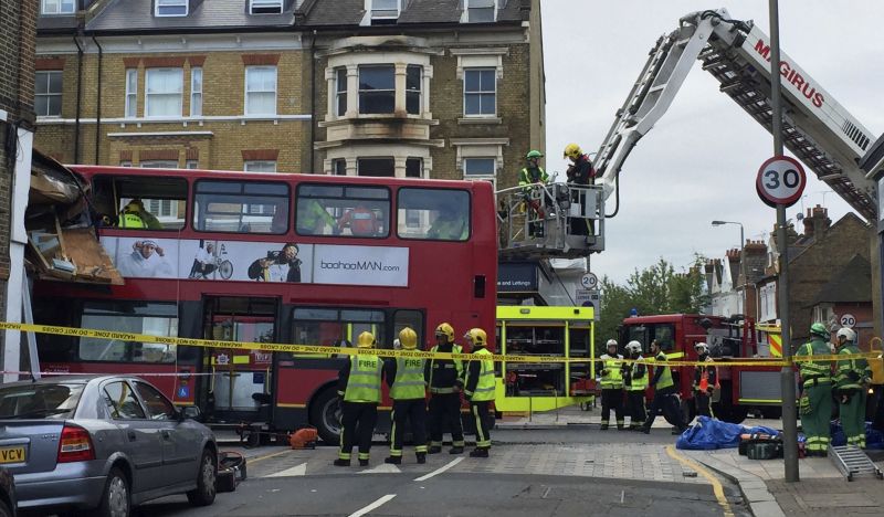 Λιποθύμησε πριν τη σύγκρουση ο οδηγός του λεωφορείου στο Λονδίνο