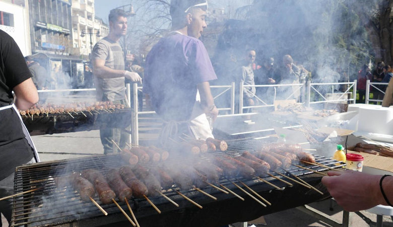 Ψήνουν 3.000 λουκάνικα στην πλατεία της Λάρισας