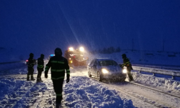 Οδηγοί στην Ισπανία εγκλωβίστηκαν στα αυτοκίνητα τους όλη νύχτα λόγω του χιονιά