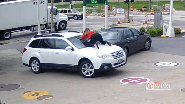 Βίντεο: Γυναίκα πέφτει στο παρμπρίζ και σώζει το αυτοκίνητό της