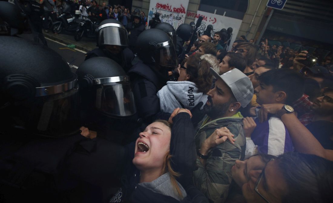 Ωμή αστυνομική βία και εκατοντάδες πολίτες τραυματίες στην Καταλονία