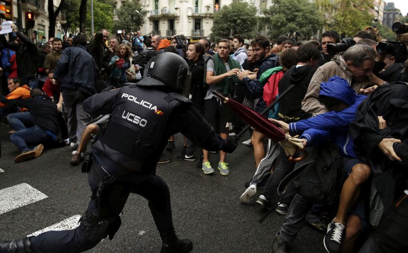 Εκκλήσεις στον Ραχόι να σταματήσει τη βία στην Καταλονία