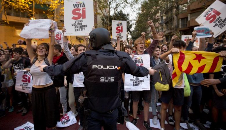 Mε «μαζική πολιτική ανυπακοή» απειλούν οι ριζοσπάστες Καταλανοί