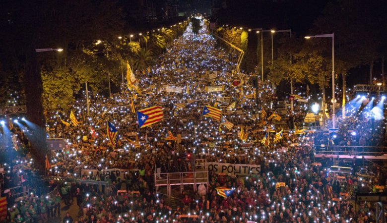 Εκατοντάδες χιλιάδες Καταλανοί διαδήλωσαν για τους φυλακισμένους αυτονομιστές