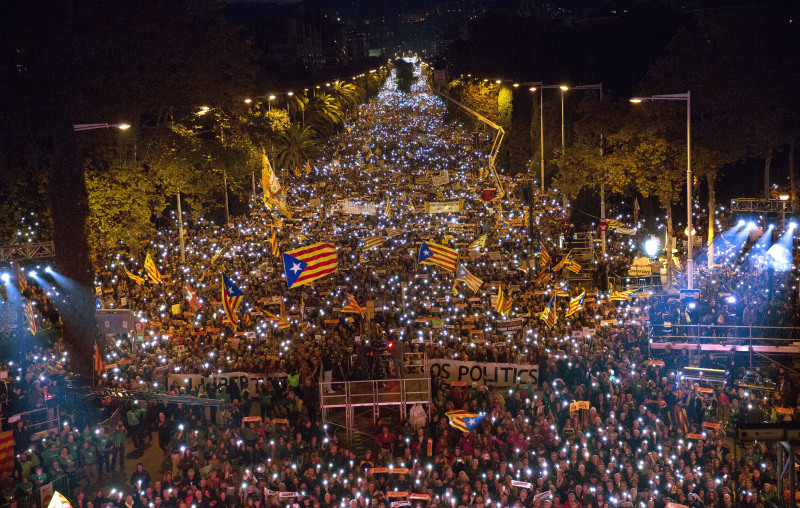 Εκατοντάδες χιλιάδες Καταλανοί διαδήλωσαν για τους φυλακισμένους αυτονομιστές