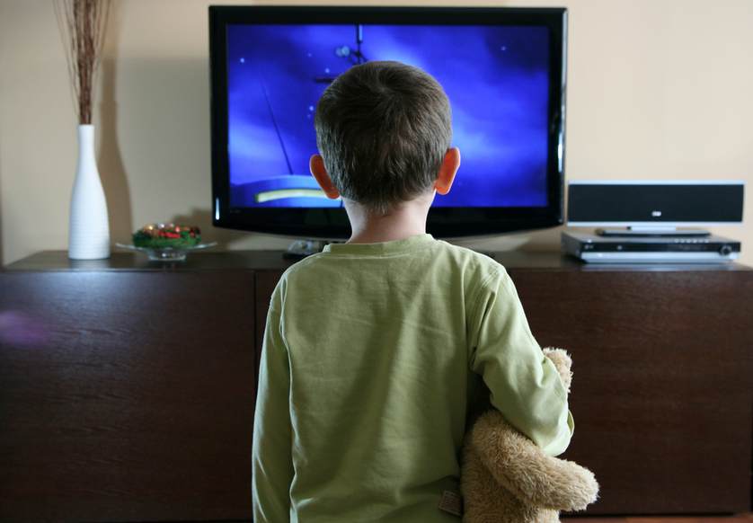 Οι γονείς επηρεάζουν τις τηλεοπτικές συνήθειες των παιδιών χωρίς να το ξέρουν