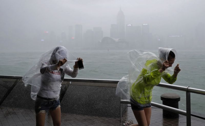 Φονικός τυφώνας σάρωσε το Χονγκ Κονγκ, με πάνω από 16 νεκρούς