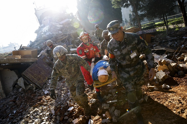Κίνα: Εκατόμβη νεκρών φοβούνται οι αρχές μετά τον ισχυρό σεισμό