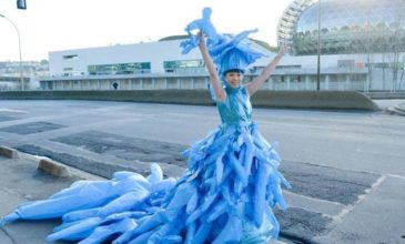 Κινέζα με μπλε βιοδιασπώμενο πλαστικό έδωσε παράσταση στην Ακρόπολη
