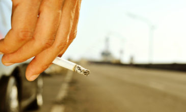 Λάρισα: Άγριος καβγάς νεαρών για μια… γόπα τσιγάρου