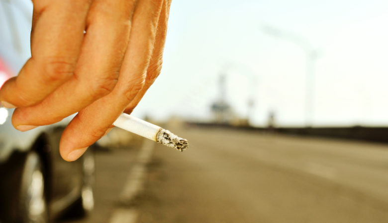 Λάρισα: Άγριος καβγάς νεαρών για μια… γόπα τσιγάρου