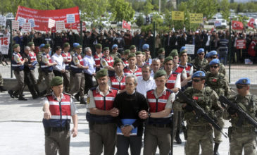 Ο Ερντογάν συνεχίζει τις συλλήψεις στρατιωτικών