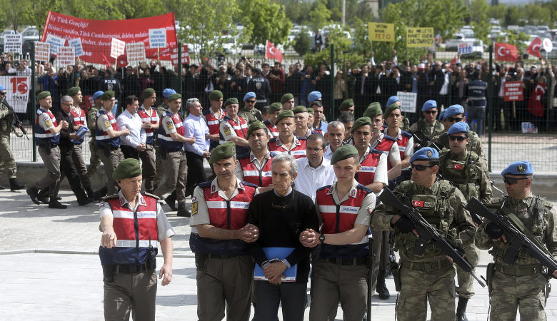 Ο Ερντογάν συνεχίζει τις συλλήψεις στρατιωτικών