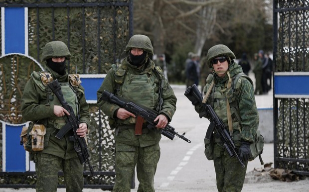 Πόλεμος στην Ουκρανία: Ρώσοι εισέβαλαν στο προεδρικό γραφείο στην Κριμαία